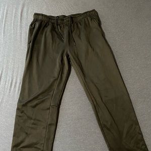 Idk what brand it is but they're nice and soft sweatpants sooo...